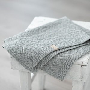 Zig Zag Chevron Baby Blanket Knitting Pattern – Easy Knit & Purl Design – Instructions in English