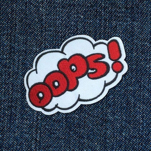 Pode incluir: Um balão de fala branco com contorno vermelho e a palavra "Oops!" em letras vermelhas.