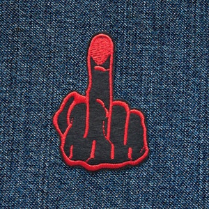 Può includere: Una toppa ricamata di un dito medio, in nero e rosso.