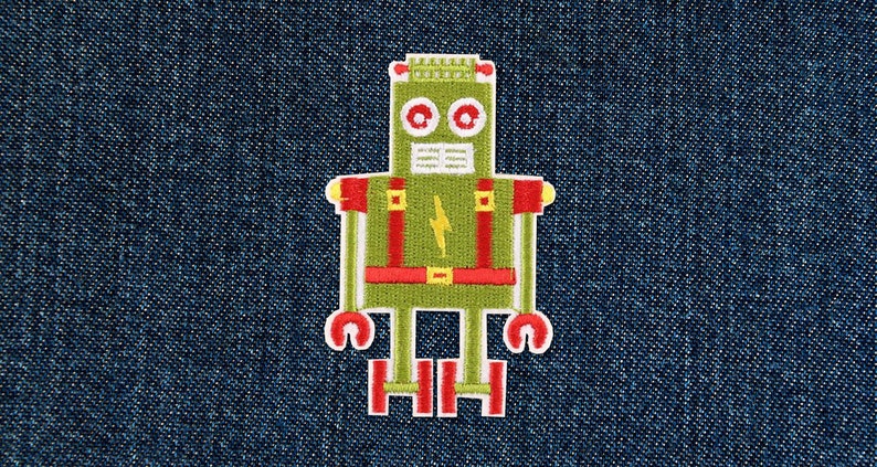 Peut inclure: &Eacute;cusson brod&eacute; repr&eacute;sentant un robot r&eacute;tro. Le robot est principalement vert olive avec des accents rouges et blancs. Un &eacute;clair jaune est sur la poitrine du robot. Le patch est sur un fond en jean bleu.