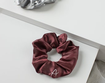 CLASSIC / LETTERA — scrunchies elastico capelli ricamato, accessorio capelli raso, chignon, scrunchies fatto a mano, bracciale raso, regalo