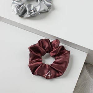 CLASSIQUE / LETTRE chouchous élastiques brodés, accessoire de cheveux en satin, chignon, chouchous faits à la main, bracelet en satin, cadeau image 1