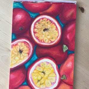 Könnte beinhalten: Ein rechteckiges Gemälde, das eine Ansammlung von Passionsfrüchten darstellt. Die Komposition zeigt mehrere ganze Früchte mit roter Schale und drei halbierte Früchte, die ein leuchtend gelbes, saftiges Inneres mit Kernen auf einem türkisfarbenen Hintergrund offenbaren.