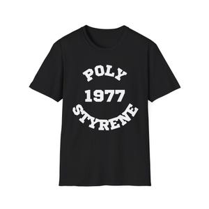 Camiseta Poly 1977 / Letras universitarias retro