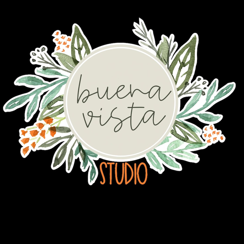 Może przedstawiać: Okrągłe logo z napisem &bdquo;buena vista&rdquo; w stylu ręcznym, otoczone zielonymi liśćmi i pomarańczowymi kwiatami w stylu akwareli. Słowo &bdquo;STUDIO&rdquo; jest w kolorze pomarańczowym poniżej okręgu, wszystko na czarnym tle.