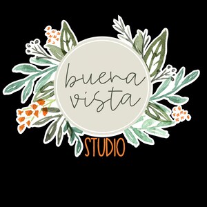 K&ouml;nnte beinhalten: Ein kreisf&ouml;rmiges Logo mit dem Worten "buena vista" in Schreibschrift, umgeben von aquarellartigen gr&uuml;nen Bl&auml;ttern und orangefarbenen Bl&uuml;ten. Das Wort "STUDIO" steht in orangefarbenen Blockbuchstaben darunter, alles auf schwarzem Hintergrund.