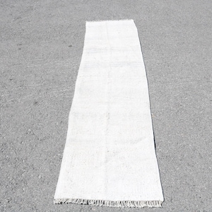 Alfombra vintage de 1,9 x 7,6 pies, alfombra turca, alfombra de lana blanca con retazos.