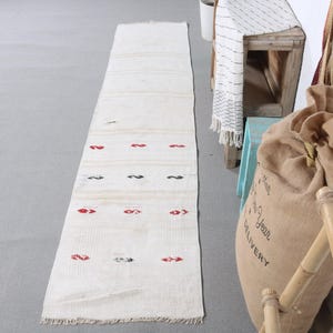 Tapete corredor vintage de 1,8 x 8,6 pés, tapete turco de lã maciça branco e vermelho.