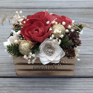 Arreglo floral navideño de madera Sola: Centro de mesa rústico (14 x 13 cm)