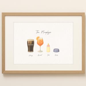 Peut inclure: Impression encadrée avec des illustrations à l'aquarelle d'une pinte de Guinness, d'un cocktail, d'un biberon et d'un bol pour animaux de compagnie. Le texte "The Murphys" est au-dessus des illustrations, avec des noms en dessous.