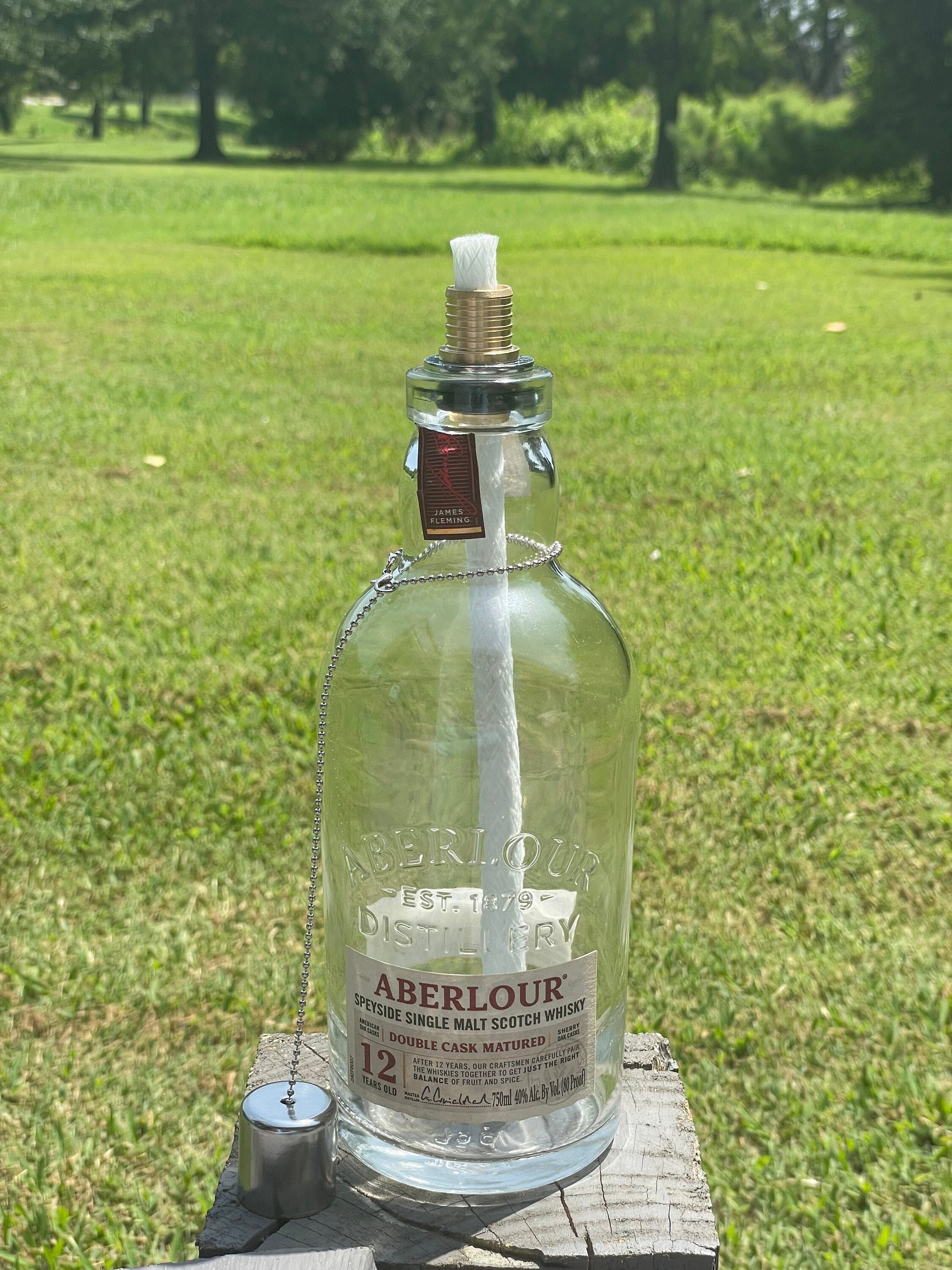 Torche Tiki Upcyclée Bouteille Bulleit Bourbon - Peinte Main - Style Shabby Chic