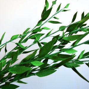 Wilg, 80 cm, osier, salix, vaalgeel, groen, lente, 9 takjes, groene bladeren, vilten bloemen, handgemaakt, kant-en-klaar boeket, vilten bladeren, viltplant
