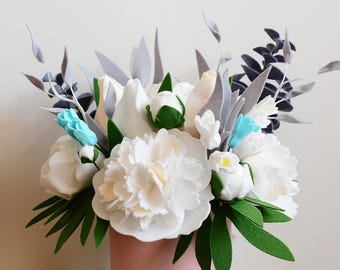 Kusttuin, pioenrozen, pioenboeket, vilten bloemen, kunstpioen, bruiloft aan zee, zomer bruids
