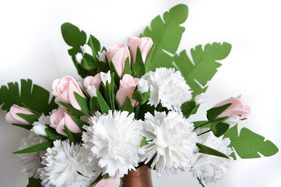 Weißer Blumenstrauß, Nelken & Rosenknospen, Filzblumen, Sommerbraut, Kunstblumengesteck, Kunstblumenstrauß