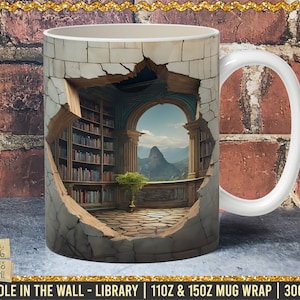 Könnte beinhalten: Eine weiße Keramiktasse mit einem 3D-Design einer zerbrochenen Wand, die eine Bibliothek mit Bücherregalen und einem Fenster mit Blick auf eine Berglandschaft freilegt. Die Tassenhülle ist für 11oz und 15oz Tassen und hat 300 DPI.