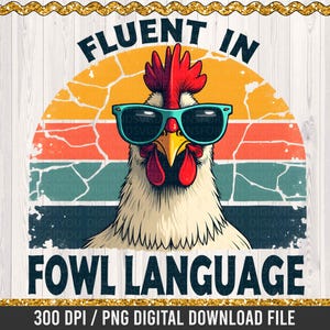 Pode incluir: Gráfico digital com um galo usando óculos de sol turquesa e o texto "FLUENT IN FOWL LANGUAGE". O design tem um esquema de cores retrô com um fundo de pôr do sol laranja, turquesa e vermelho. A imagem é um arquivo digital PNG de 300 DPI.