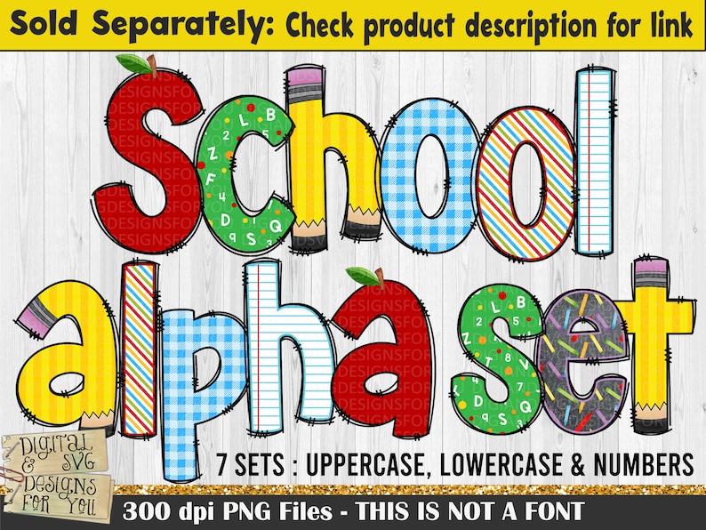 Pu&ograve; includere: Un set di lettere e numeri dell'alfabeto in stile cartone animato colorati a forma di matite. Le lettere sono decorate con vari motivi, tra cui quadri, strisce e pois. Il testo "School Alphabet Set" &egrave; visualizzato in grandi caratteri grassetto nella parte superiore dell'immagine. Il testo "7 SETS: UPPERCASE, LOWERCASE & NUMBERS" &egrave; visualizzato sotto le lettere. Il testo "300 dpi PNG Files - THIS IS NOT A FONT" &egrave; visualizzato nella parte inferiore dell'immagine.