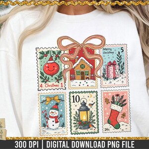 Könnte beinhalten: Weißes Sweatshirt mit einem farbenfrohen Weihnachtsmarken-Design. Die Briefmarken zeigen festliche Bilder wie eine lächelnde Christbaumkugel, ein Lebkuchenhaus, einen Schneemann, eine Laterne und einen Strumpf. Der Text "Merry Christmas" ist sichtbar.