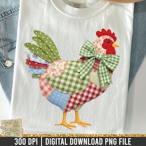 Könnte beinhalten: Weißes T-Shirt mit einem Patchwork-Hahn-Design. Der Hahn hat einen roten Kamm, einen gelben Schnabel und eine grüne Vichy-Schleife. Sein Körper besteht aus verschiedenen gemusterten Stoffen, darunter Punkte, Blumen und Vichy. Das Shirt ist aus einem weichen Material.