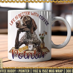 Op de afbeelding: Een witte keramische mok met een illustratie van een bruin-witte Duitse Korthaar hond. Op de mok staat de tekst "Life is better with coffee and my Pointer".