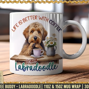 Puede incluir: Taza de cerámica blanca con una ilustración de un perro Labradoodle marrón y blanco. La taza tiene el texto "Life is better with coffee and my Labradoodle" impreso en ella.