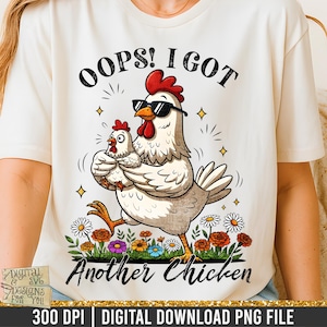 Puede incluir: Camiseta color crema con un dibujo animado de un pollo con gafas de sol, sosteniendo un pollo más pequeño y caminando entre flores. El texto dice "OOPS! I GOT Another Chicken." Archivo PNG de descarga digital.