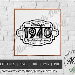 Op de afbeelding: Zwart-wit grafisch ontwerp van een vintage-stijl bord met de tekst "Vintage 1940 Aged To Perfection".