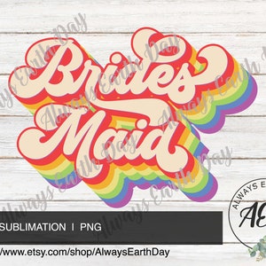 Puede incluir: Un dise&ntilde;o gr&aacute;fico retro con el texto "Brides Maid" en un esquema de colores arco&iacute;ris. El texto est&aacute; en una fuente en negrita y estilizada con un efecto 3D. El dise&ntilde;o es perfecto para una boda o una despedida de soltera.