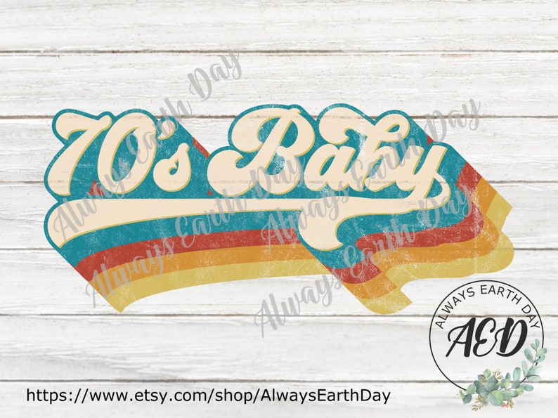 Pu&ograve; includere: Un design grafico in stile retr&ograve; con il testo "70's Baby" in blu turchese su uno sfondo a strisce arcobaleno. Il design &egrave; circondato dal testo "Always Earth Day" in un font pi&ugrave; piccolo. Un logo circolare con il testo "Always Earth Day" e l'abbreviazione "AED" si trova nell'angolo in basso a destra.