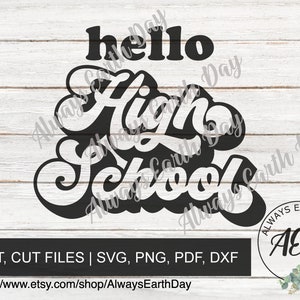 Può includere: Grafica in bianco e nero con il testo "hello high school" in uno stile di font retrò. Il design è su uno sfondo di legno bianco con il testo "Always Earth Day" ripetuto attorno al design.