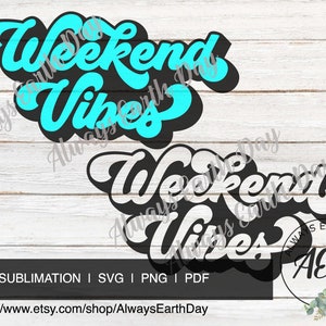 Può includere: Due design con le parole "Weekend Vibes" in un font retrò. Uno è nero con un contorno turchese, l'altro è bianco con un contorno nero. L'immagine include il testo "PRINT, SUBLIMATION | SVG | PNG | PDF".
