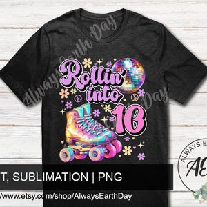 Puede incluir: Camiseta negra con un diseño de patines coloridos y el texto "Rollin' into 16". El diseño incluye una bola de discoteca, flores y símbolos de paz. Impresión, sublimación y PNG.