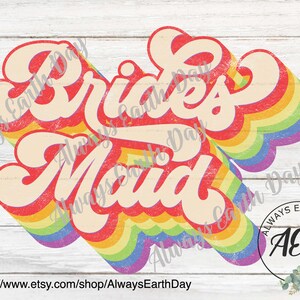 Puede incluir: Un gr&aacute;fico de colores arco&iacute;ris con el texto "Bride's Maid" en una fuente retro. El gr&aacute;fico est&aacute; rodeado por un c&iacute;rculo con el texto "Always Earth Day" y la abreviatura "AED".