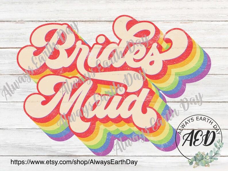 Puede incluir: Un gr&aacute;fico de colores arco&iacute;ris con el texto "Bride's Maid" en una fuente retro. El gr&aacute;fico est&aacute; rodeado por un c&iacute;rculo con el texto "Always Earth Day" y la abreviatura "AED".