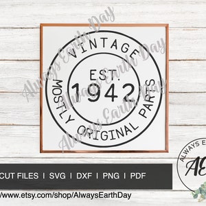 Peut inclure: Panneau blanc encadré avec un motif circulaire noir indiquant "VINTAGE EST. 1942 ORIGINAL PARTS". Le panneau comprend également le texte "PRINT, CUT FILES | SVG | DXF | PNG | PDF" et une URL de la boutique Etsy.