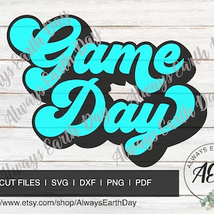 K&ouml;nnte beinhalten: Ein t&uuml;rkisblaues und schwarzes Grafikdesign mit dem Text "Game Day" in einer Retro-Schriftart. Das Design befindet sich auf einem wei&szlig;en Holzgrund mit dem Text "Always Earth Day", der sich an den R&auml;ndern wiederholt.