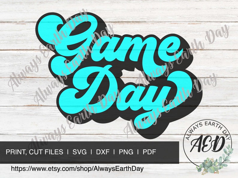 K&ouml;nnte beinhalten: Ein t&uuml;rkisblaues und schwarzes Grafikdesign mit dem Text "Game Day" in einer Retro-Schriftart. Das Design befindet sich auf einem wei&szlig;en Holzgrund mit dem Text "Always Earth Day", der sich an den R&auml;ndern wiederholt.
