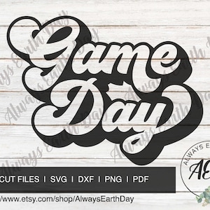 K&ouml;nnte beinhalten: Schwarzwei&szlig;es Retro-Grafikdesign mit dem Text "Game Day" in einer fetten, stilisierten Schriftart. Das Design ist vor einem wei&szlig;en Holzmaserungshintergrund platziert. Der Text "Always Earth Day" wird in einer kleineren Schriftart am Rand des Designs wiederholt.