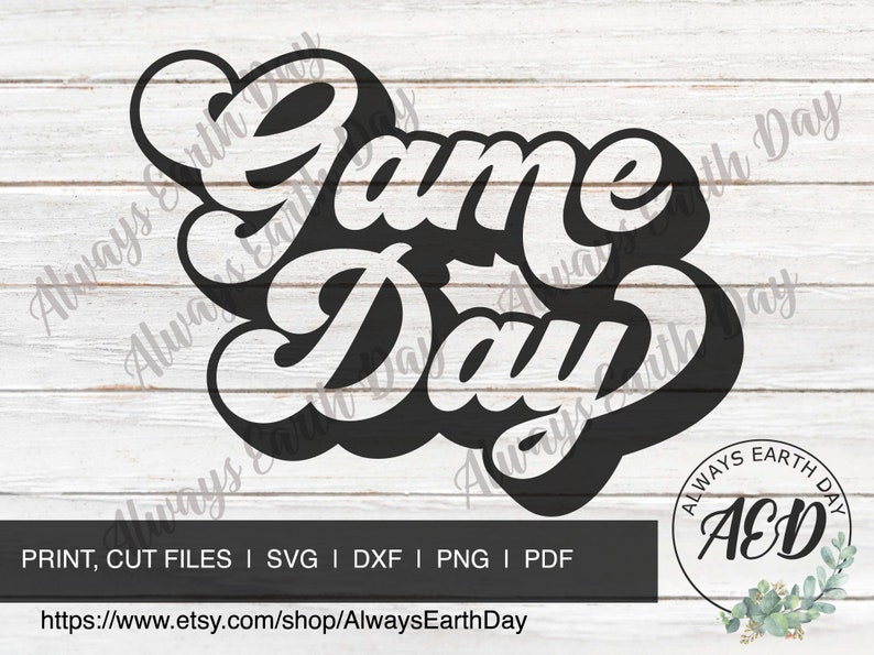 K&ouml;nnte beinhalten: Schwarzwei&szlig;es Retro-Grafikdesign mit dem Text "Game Day" in einer fetten, stilisierten Schriftart. Das Design ist vor einem wei&szlig;en Holzmaserungshintergrund platziert. Der Text "Always Earth Day" wird in einer kleineren Schriftart am Rand des Designs wiederholt.