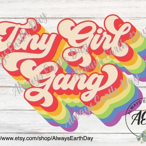 Puede incluir: Un diseño gráfico de colores arcoíris con el texto "Tiny Girl Gang" en un estilo de fuente retro. El diseño incluye el texto "Always Earth Day" en un tamaño de fuente más pequeño.