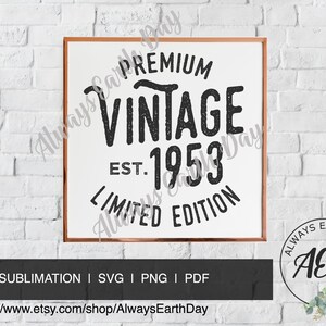Puede incluir: Un cartel enmarcado blanco con texto negro que dice "Premium Vintage Est. 1953 Limited Edition". El cartel está colgado en una pared de ladrillo blanco.