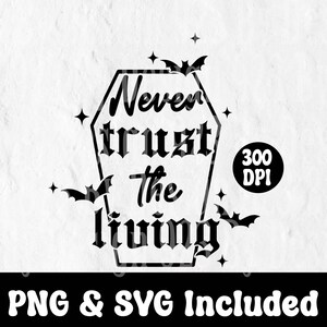 Puede incluir: Diseño gráfico en blanco y negro con el texto "Never trust the living" dentro de una forma de ataúd, con murciélagos y estrellas. La parte inferior de la imagen muestra "PNG & SVG Included" en blanco sobre un fondo negro.