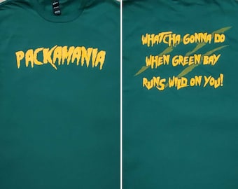 Könnte beinhalten: Grünes T-Shirt mit dem Text "Packmania" auf der Vorderseite und "Whatcha gonna do when Green Bay runs wild on you!" auf der Rückseite.