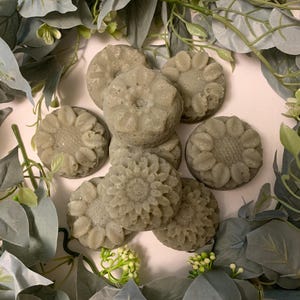 Shampoo NETTLE Bar Soap, Coconut oil, Olive oil, Castor oil, Shea Butter, Sunflower Oil, Beeswax, Rosemary, Peppermint Essential oils,