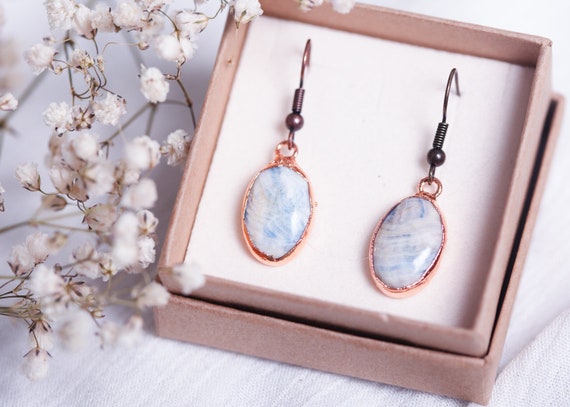 Scheelite earrings in raw copper - Natural Scheelite stones - Handmade - Unique jewelry - Blue stones