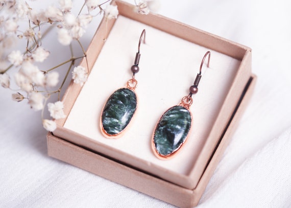 Seraphinite earrings in raw copper - Green natural stones - Copper jewelry - handmade - Unique jewelry