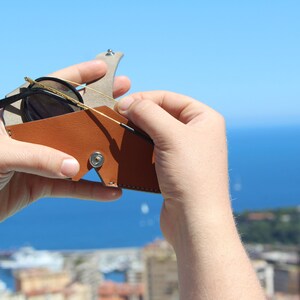 étui à lunettes moderne en cuir fait main, étui en cuir unique pour lunettes de soleil en gris cognac ou gris bleu image 6