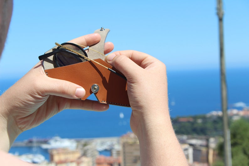 étui à lunettes moderne en cuir fait main, étui en cuir unique pour lunettes de soleil en gris cognac ou gris bleu image 6