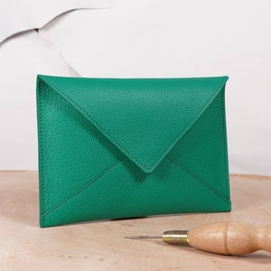 Sobre de cuero verde hecho a mano, estuche de cuero moderno