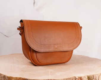 Large saddle bag made of cognac calfskin leather